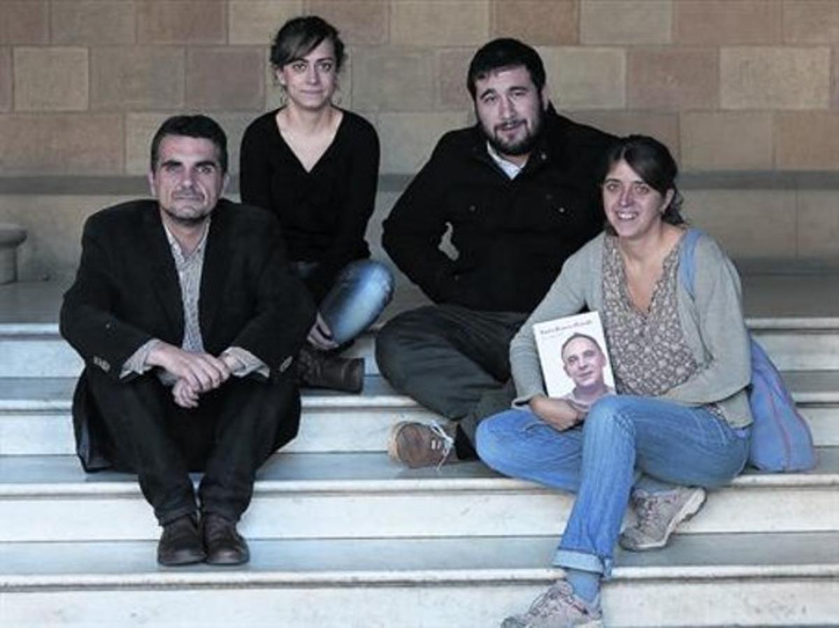 L’editor Ton Barnils (esquerra), Laia Soldevila, Albert Lloreta i Laia Altarriba, autors del documental i el llibre.