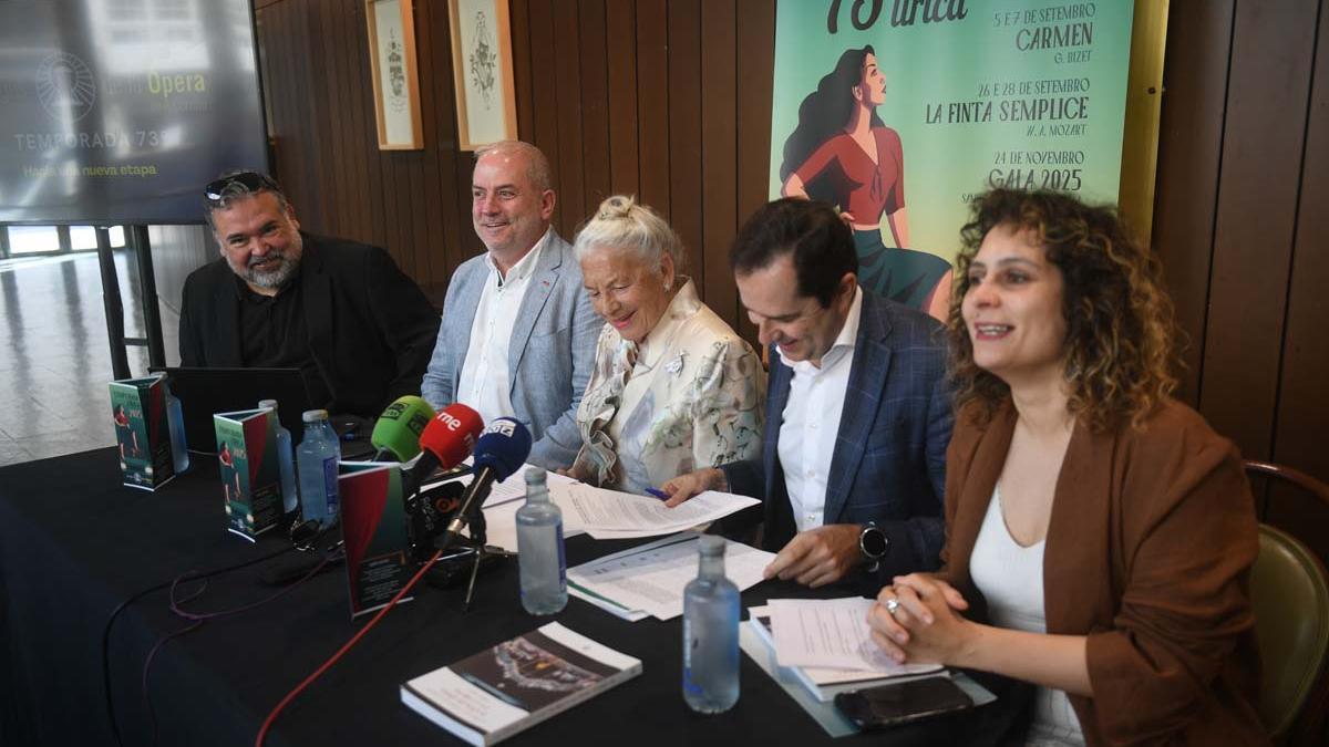 Presentación de la LXXIII Temporada Lírica de Amigos de la Ópera de A Coruña en el teatro Colón.