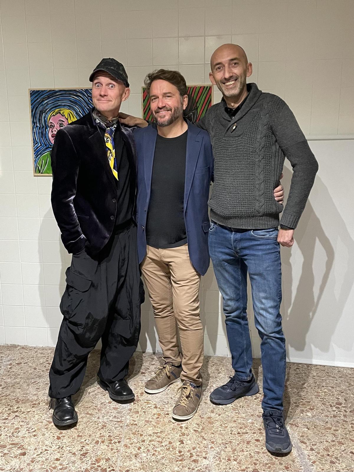 Vicent Balaguer entre Critian Lanfranchi y Moris Bosa, promotores de Atelier Alzira y la Galería Modesta.