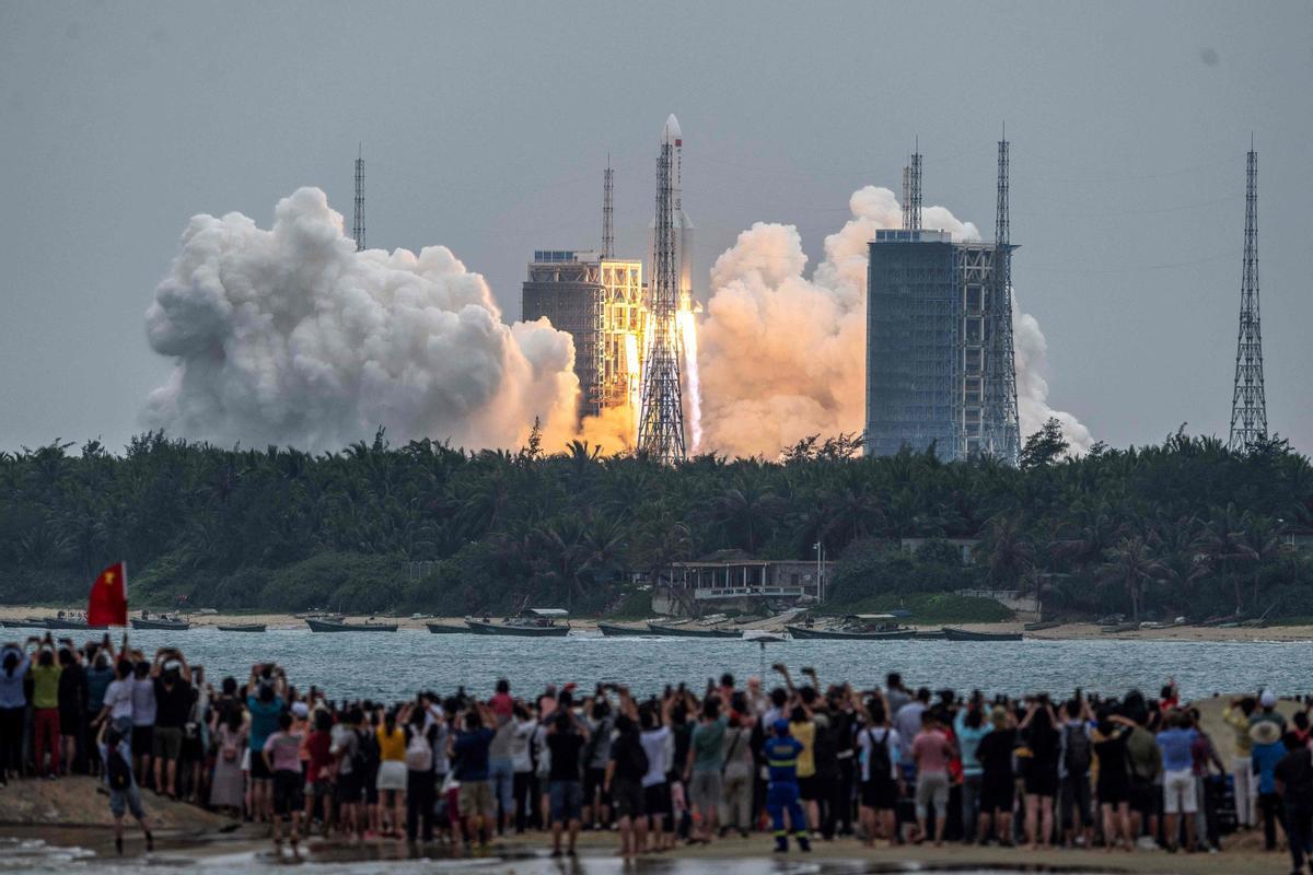 No és la primera vegada que el món conté la respiració per la caiguda descontrolada d’un coet espacial