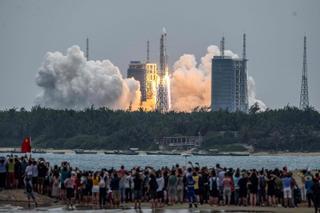 No es la primera vez que el mundo contiene la respiración por la caída descontrolada de un cohete espacial