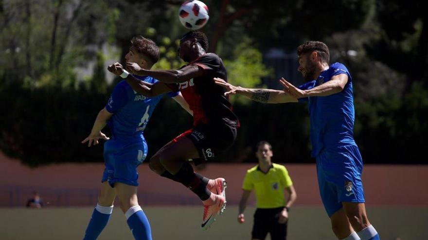 Dos jugadores del Pontevedra tratan de rematar un balón en La Mata. // U. Adarve