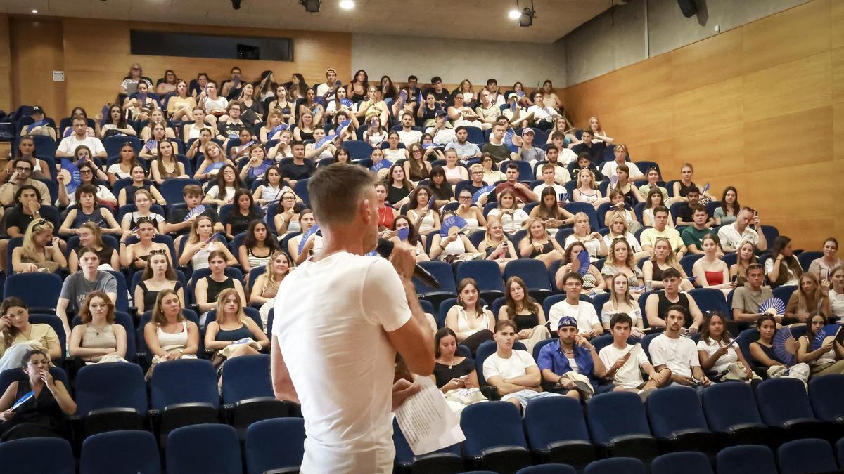 Actes de benvinguda als estudiants procedents d'arreu del món.