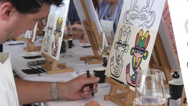 Uno de los participantes de una edición anterior de Paint &amp; Sip. | MONDRIAN IBIZA