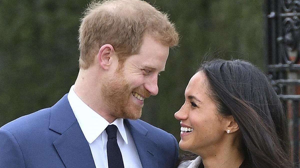 El príncipe Enrique y Meghan Markle, este lunes, tras anunciar su compromiso.