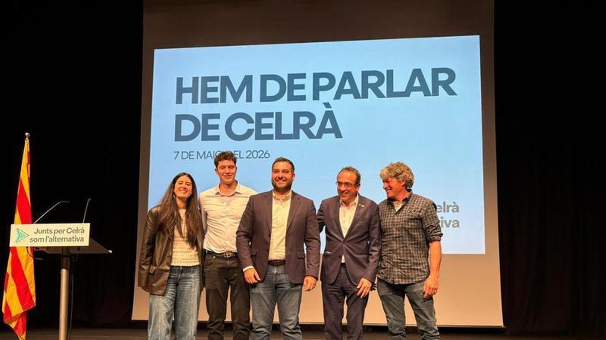Roberto Fernández, al centre, durant la presentació com a candidat de Junts per Celrà.
