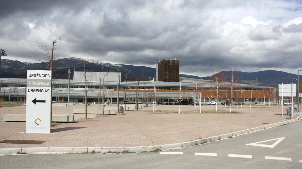 L&#039;exterior de l&#039;edifici de l&#039;Hospital de Cerdanya, on es veu en primer terme un cartell que indica on està la zona d&#039;Urgències