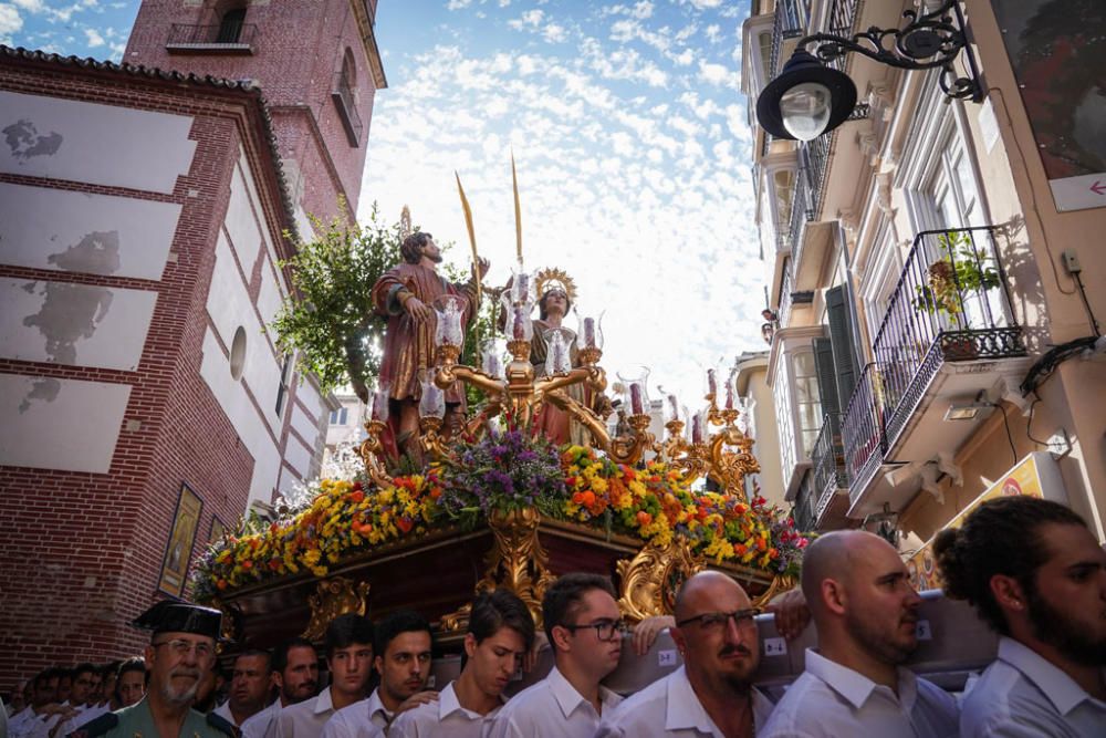 El trono con ambas imágenes ha salido del interior de la iglesia de los Mártires al ritmo de malagueñas y verdiales.