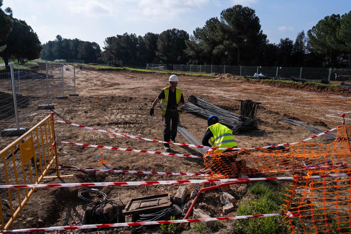 Trabajadores de la constructora en los terrenos en los que se construirán los talleres de mantenimiento de los futuros trenes de FGC en la fábrica de trenes de Alstom en Santa Perpètua de Mogoda.