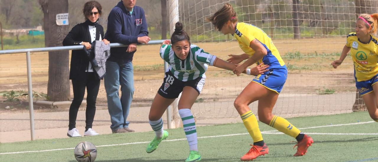 Wifi defiende un balón durante un lance de un partido en la Ciudad Deportiva.