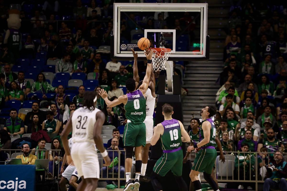 Tyson Pérez intenta taponar una bandeja del Wurzburg.