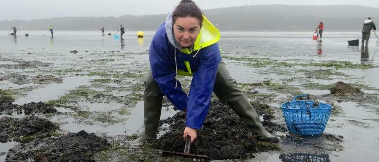 Rita Vidal trabaja como mariscadora desde 2011. En la imagen, trabajando en la zona de Bamio.// Noé Parga