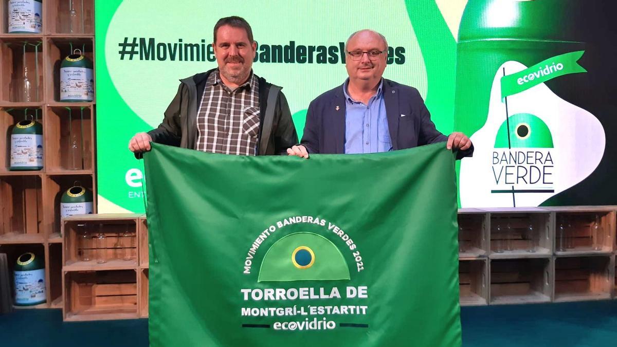 Marc Calvet i Jordi Colomí aquest matí recollint la Bandera Verda a Madrid
