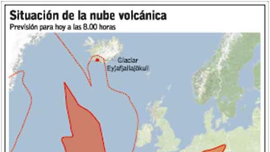 El aeropuerto cae bajo el volcán y la niebla