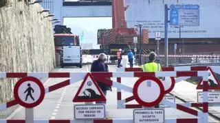 Una grúa de grandes dimensiones por una obra en la torre de control cierra el paso al Dique de Abrigo de A Coruña