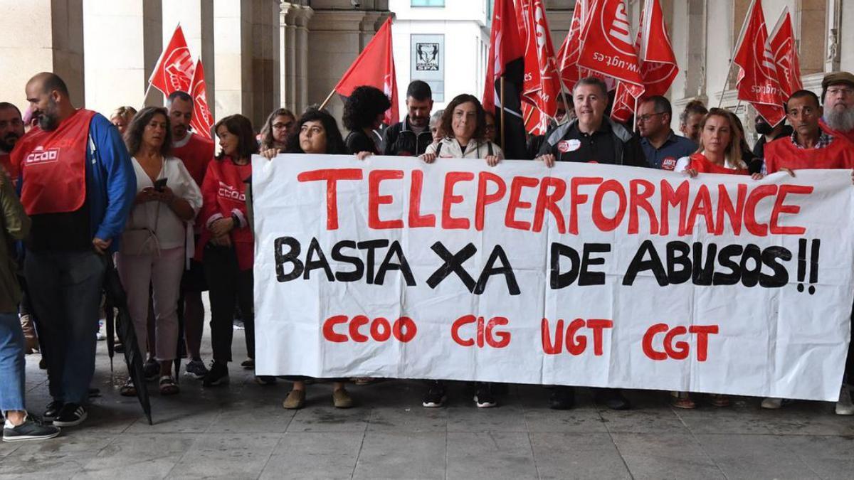 Protesta de los empleados de Teleperformance en los soportales del Palacio Municipal, ayer.   | // CARLOS PARDELLAS