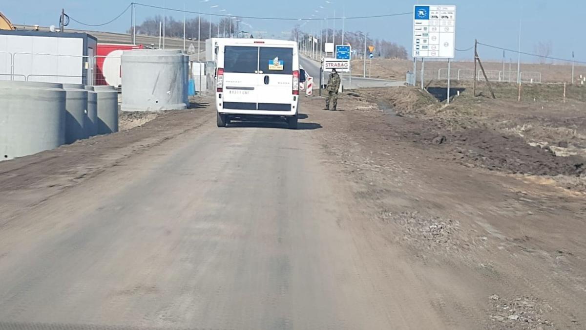 Arriba el convoy sale de Ucrania tras depositar el material, en la frontera y los voluntarios zamoranos. | Araceli Saavedra