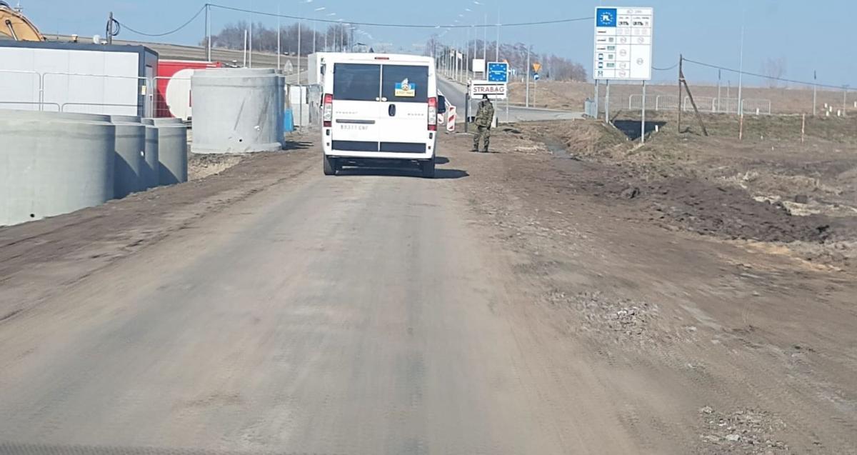 Arriba el convoy sale de Ucrania tras depositar el material, en la frontera y los voluntarios zamoranos. | Araceli Saavedra