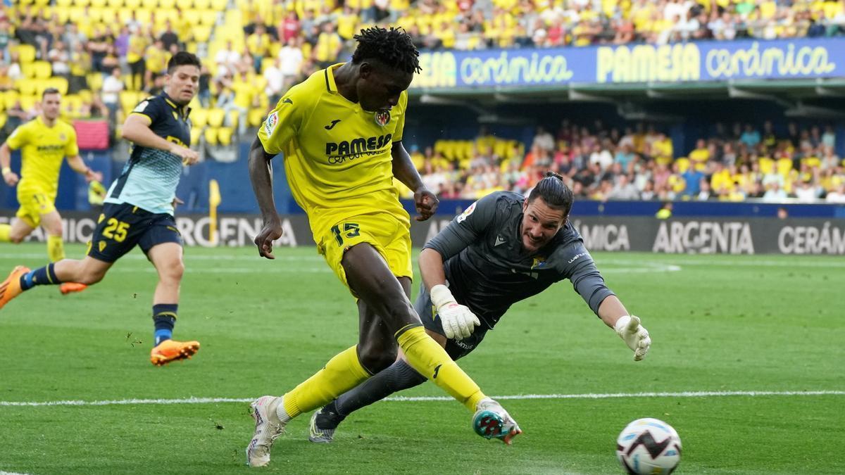 Nico Jackson marcando frente al Cádiz.