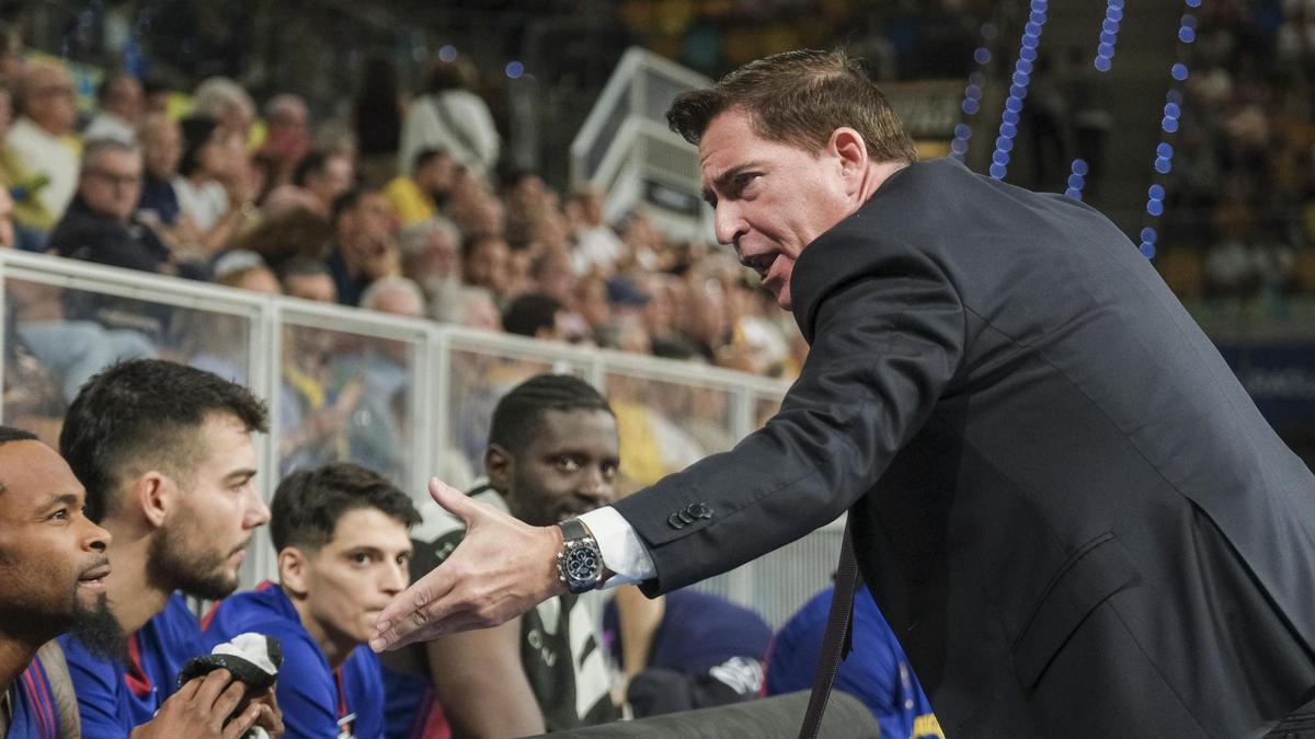 Xavi Pascual alecciona a sus jugadores en Las Palmas de Gran Canaria.