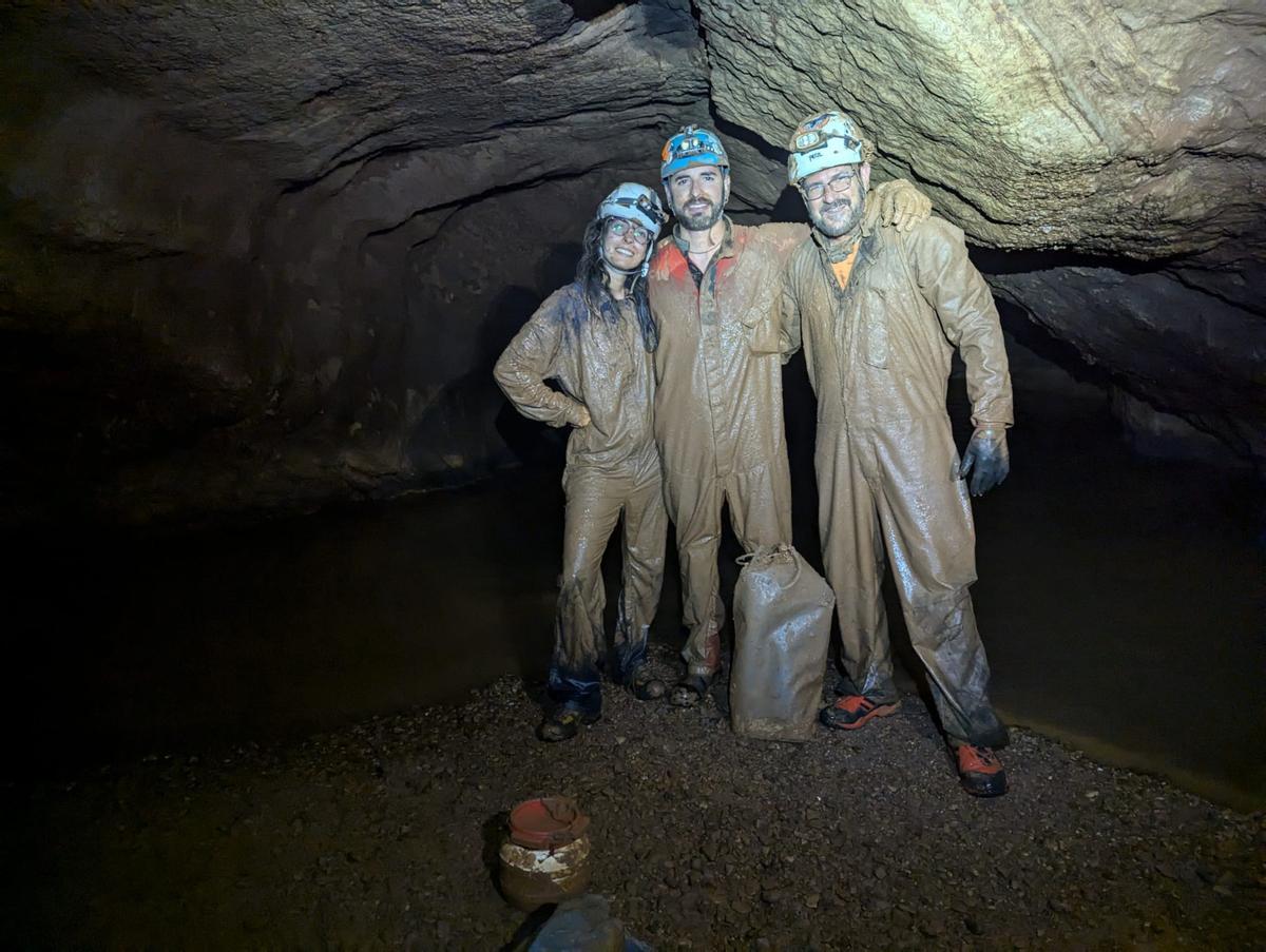 El grup d'espeleòlegs que han descobert les noves sales a les Coves de Sant Josep.