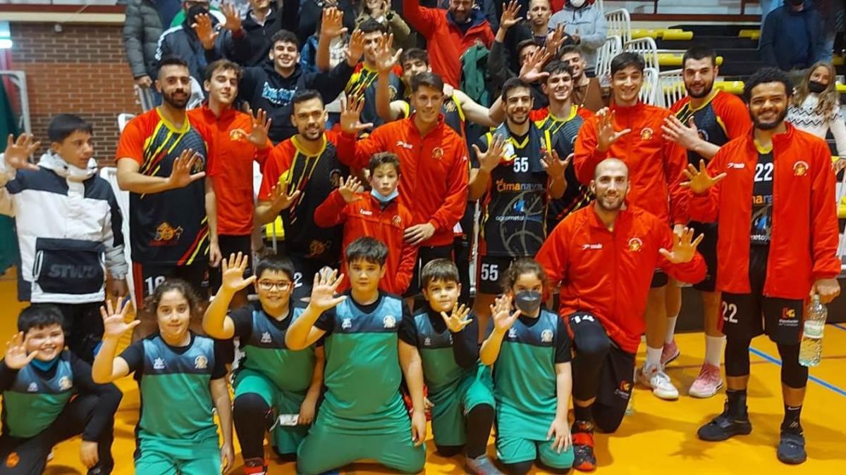 El CP Peñarroya celebra la victoria ante el Linense.