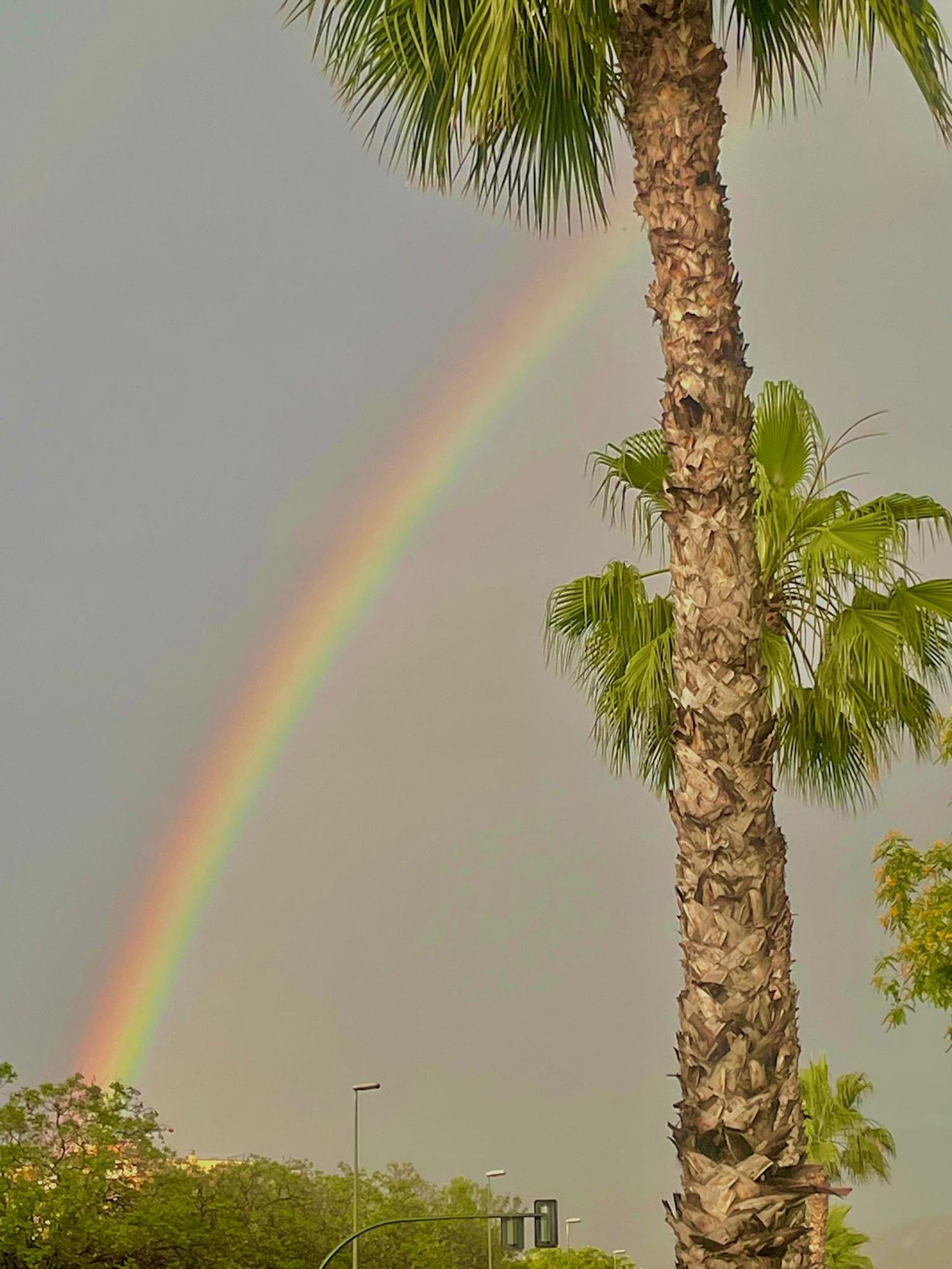 Las impresionantes imágenes del arcoíris que ha dejado la tormenta en Murcia