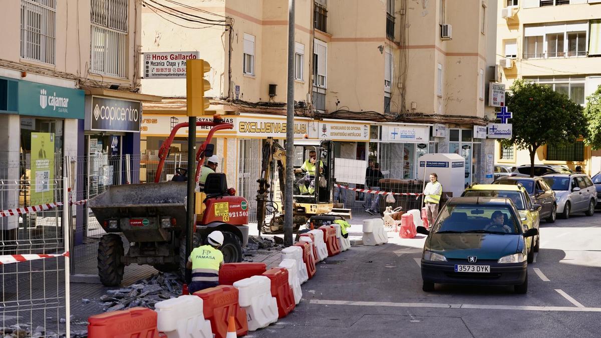 Obras del acerado de la rotonda de las Chapas para adaptarse a las obras del metro.