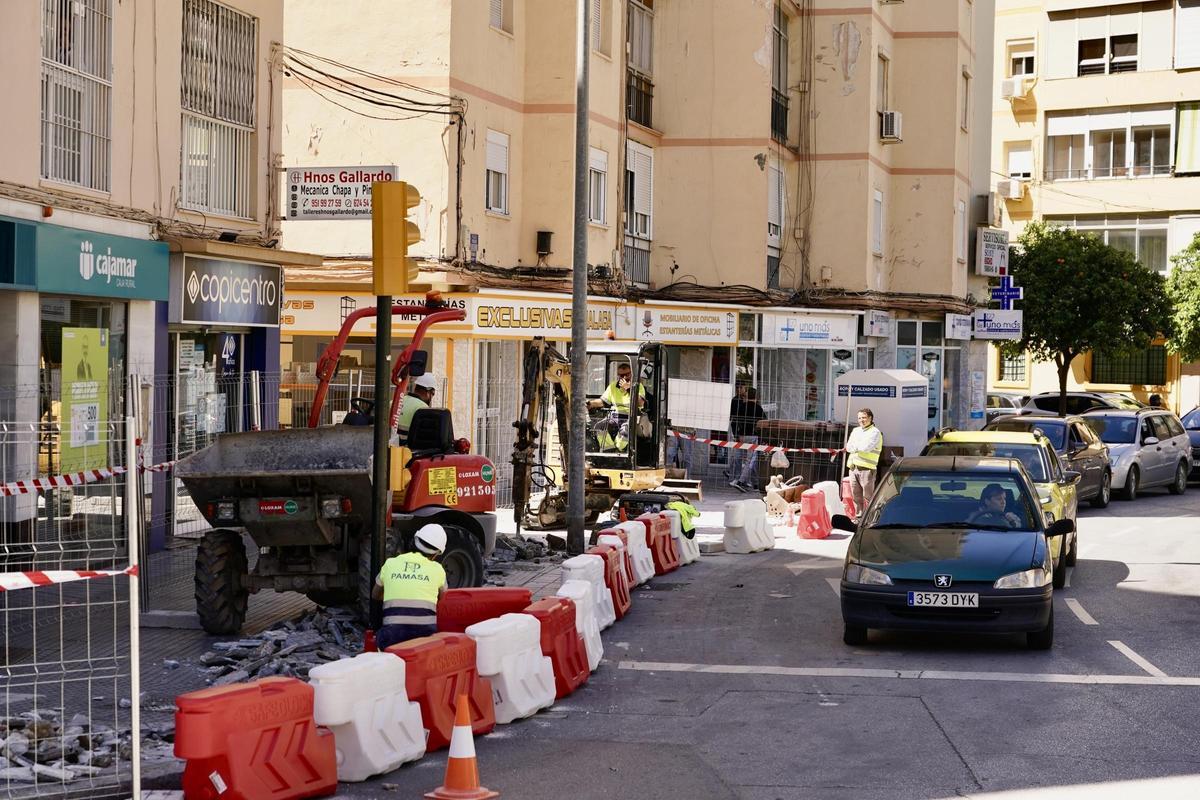 Obras del acerado de la rotonda de las Chapas para adaptarse a las obras del metro.