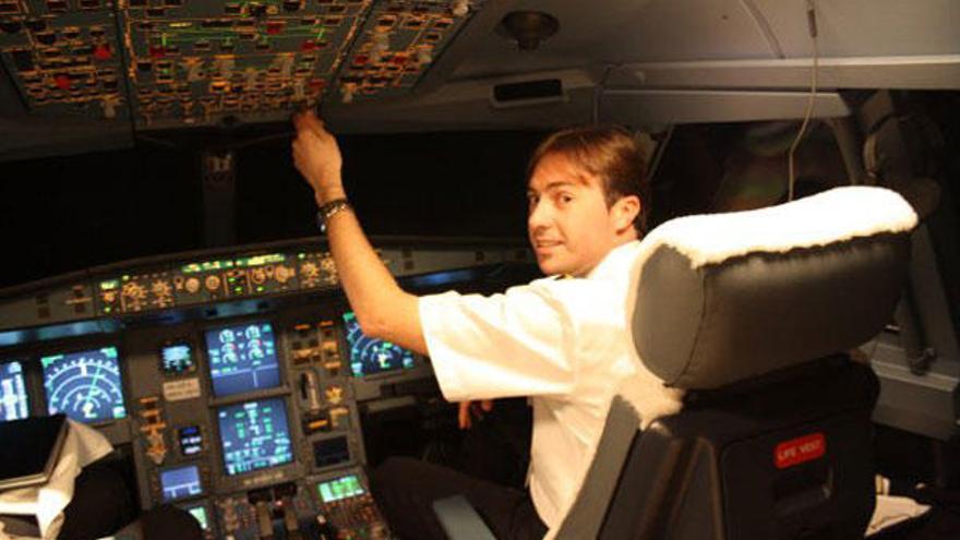 Rubén Piñeiro Nogueira en la cabina del Airbus 330 en el que trabaja.