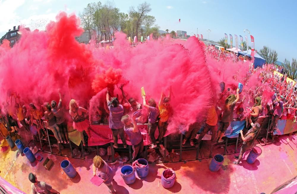 La carrera más colorida reúne a miles de participantes en Vigo