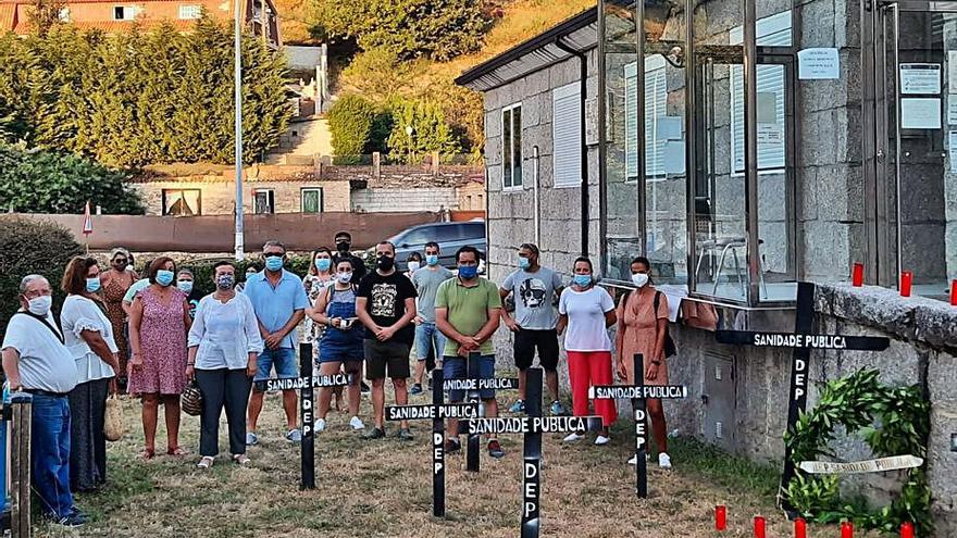 Concentración vecinal junto al ambulatorio de Arcade en protesta por la situación de la sanidad en Soutomaior, el pasado verano. |   // FDV