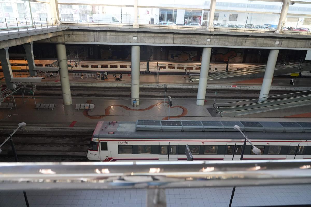 CASTELLON. ESTACION DE RENFE. TREN AVE PARADO EN LA VIA POR UNA AVERIA