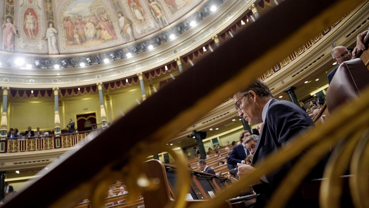 Alberto Núñez Feijóo, en su escaño del Congreso de los Diputados.