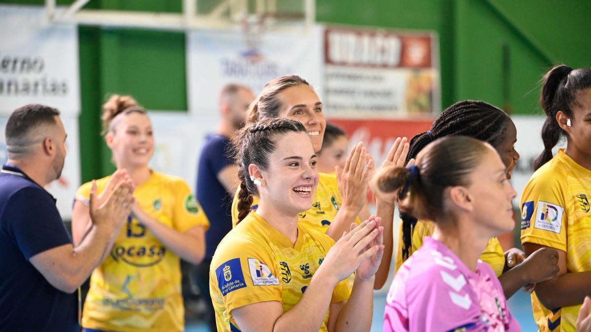 Las jugadoras del Rocasa agradecen el apoyo a la afición en su eliminatoria ante el Bjelovar croata