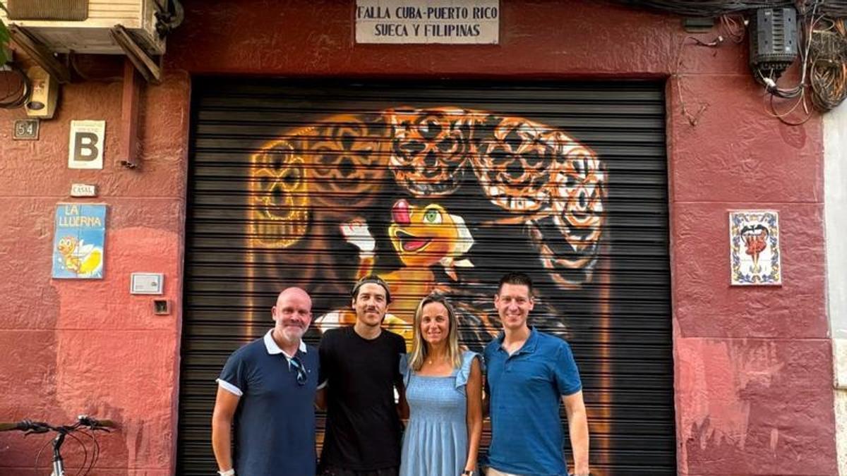 El artista Luciano Elías es el autor del mural en el casal de la Falla de la Llum en Russafa