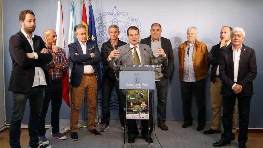 El alcalde se dirige a los asistentes durante la presentación. // Marta G. Brea