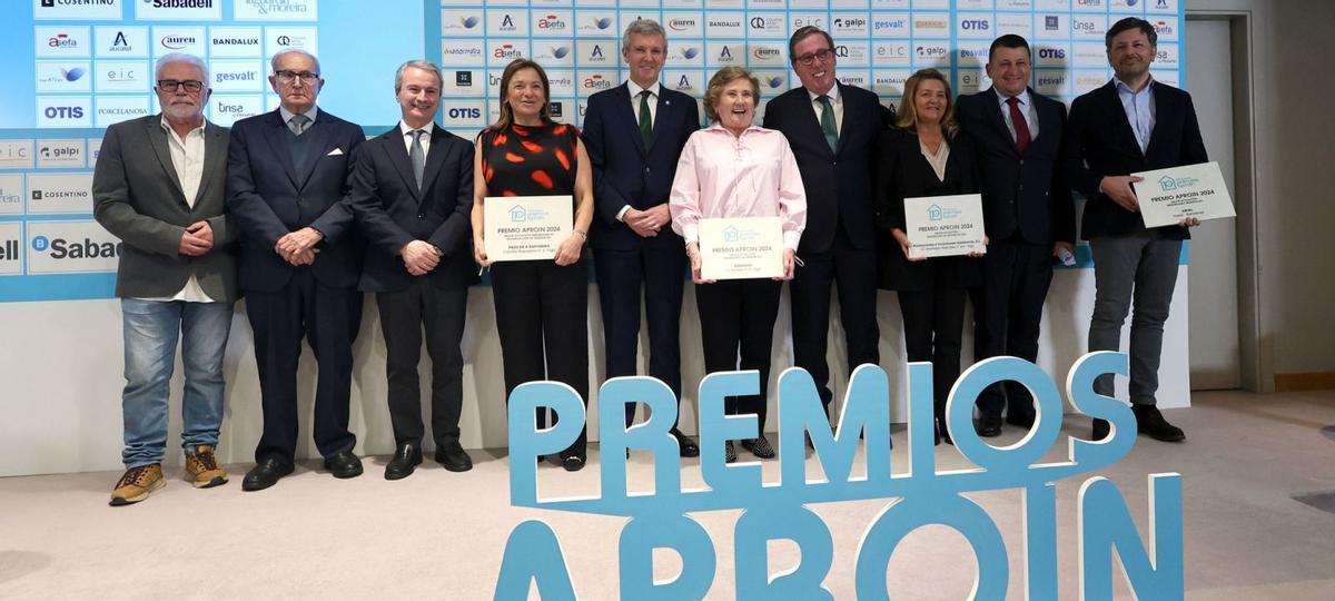Rueda, con Garrido, Espada
y los premiados ayer por Aproin. | José Lores