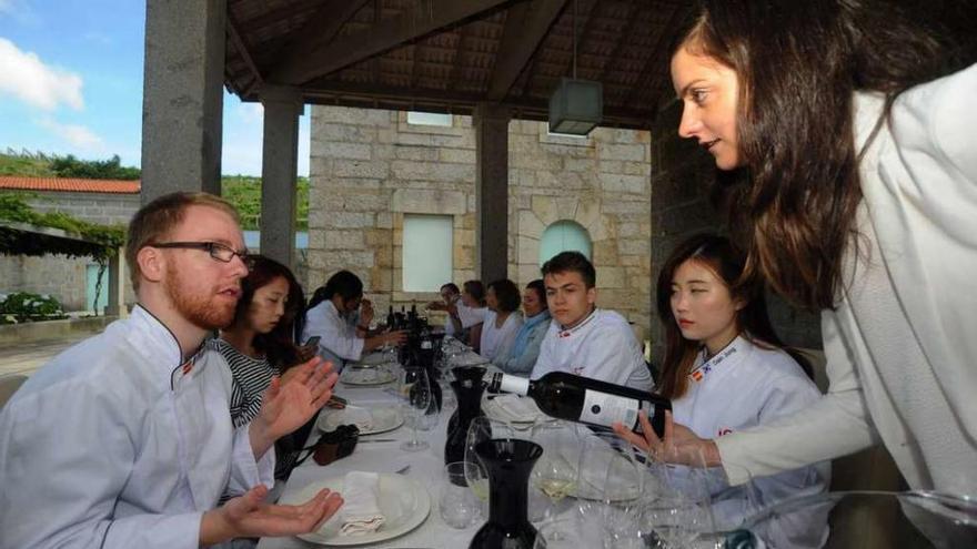 Un momento de la visita de los restauradores extranjeros al pazo de Baión. // Iñaki Abella