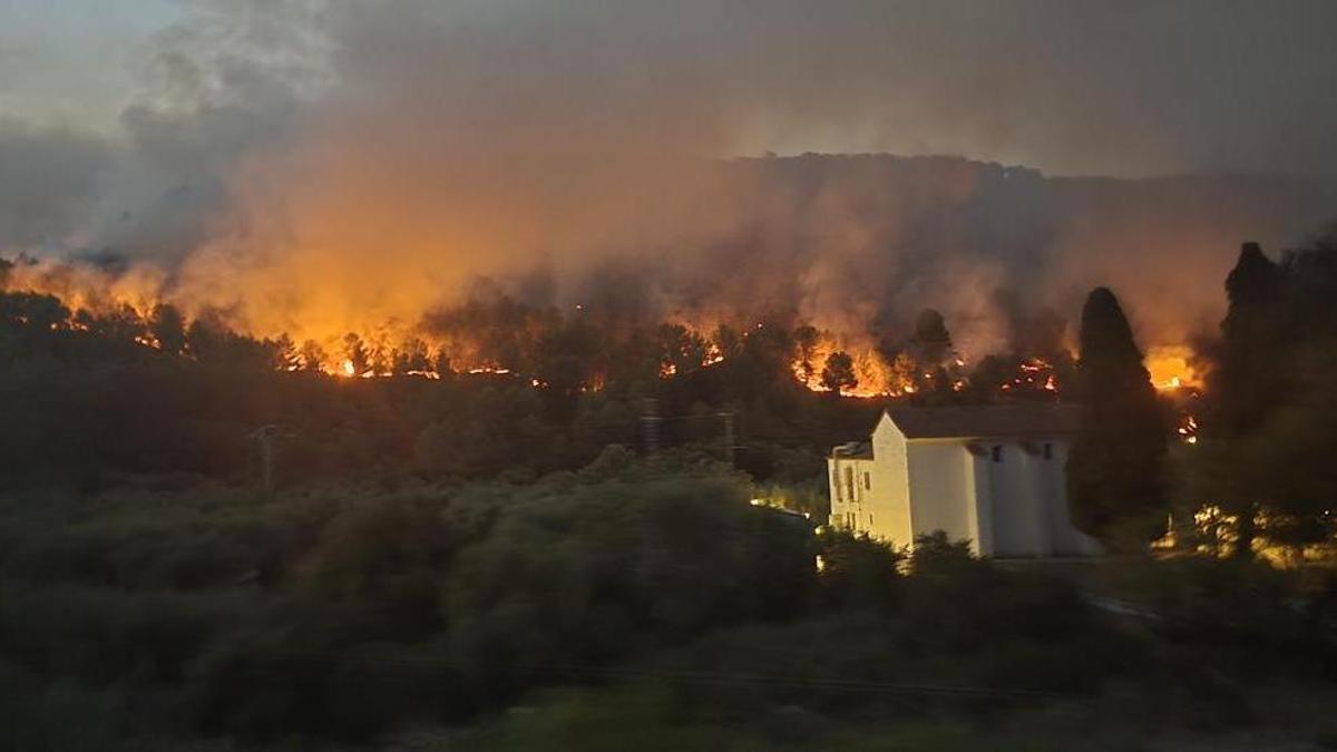 El incendio, muy próximo a la Ermita de Artana.
