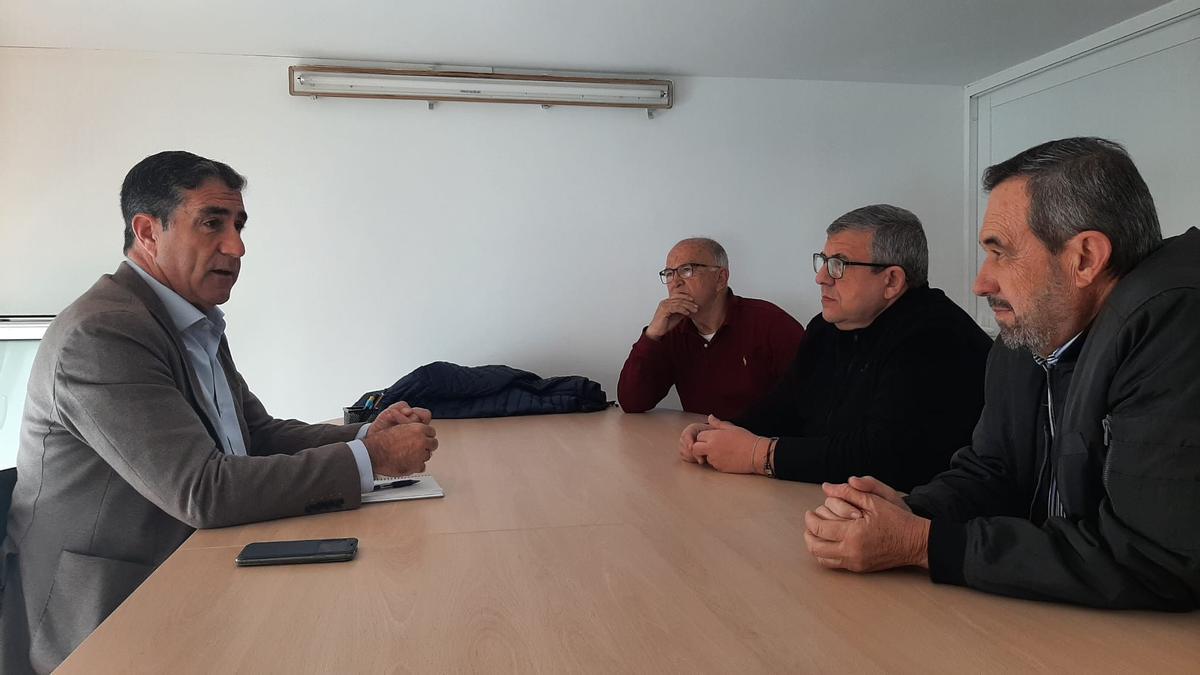 Francisco Candil, reunido, con representantes del colectivo del taxi de Las Palmas de Gran Canaria.