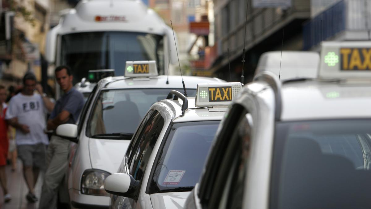 Detenido un taxista de Zaragoza que se quedó una maleta de un cliente y luego la tiró con 1.200 euros dentro Foto