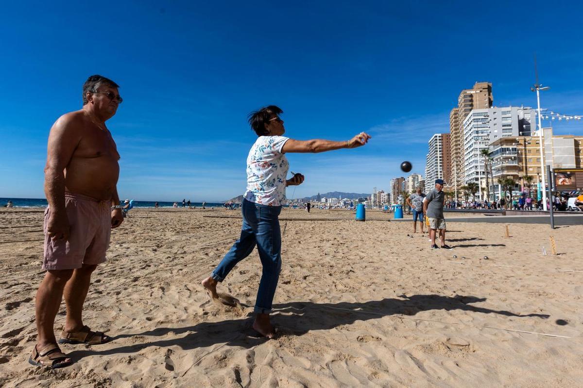 Disminuyen los turistas españoles y los británicos siguen con su alta fidelidad.