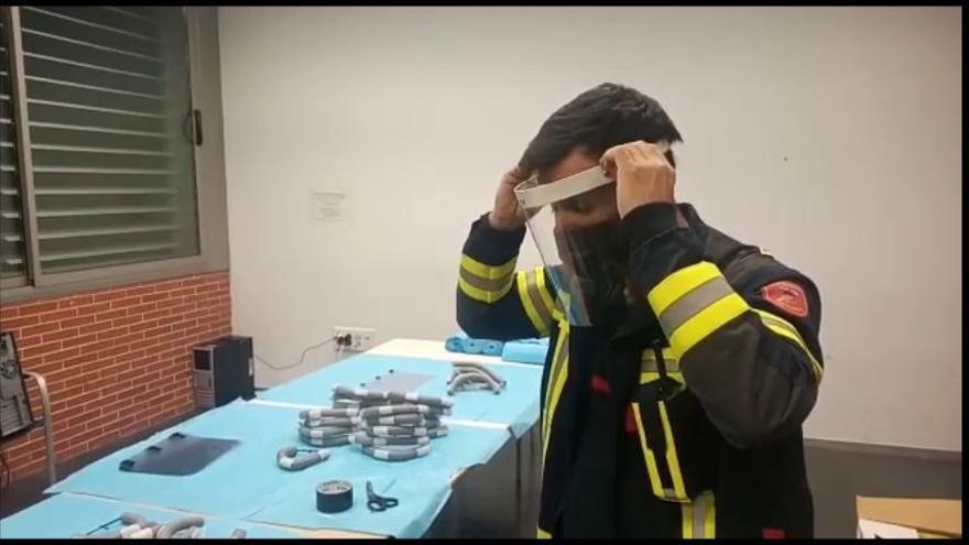 Los bomberos de Alicante fabrican dos prototipos de pantallas protectoras y batas para sanitarios y cuerpos de seguridad