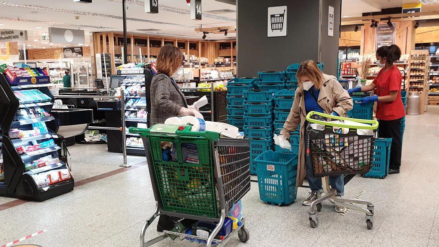 Clientas en el supermercado de El Corte Inglés, esta tarde // Marta G. Brea