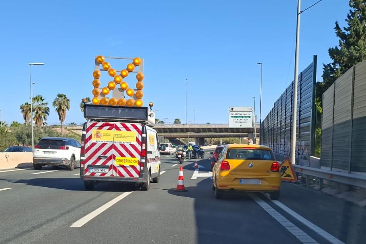 Vehículos detenidos en la carretera como consecuencia del choque.