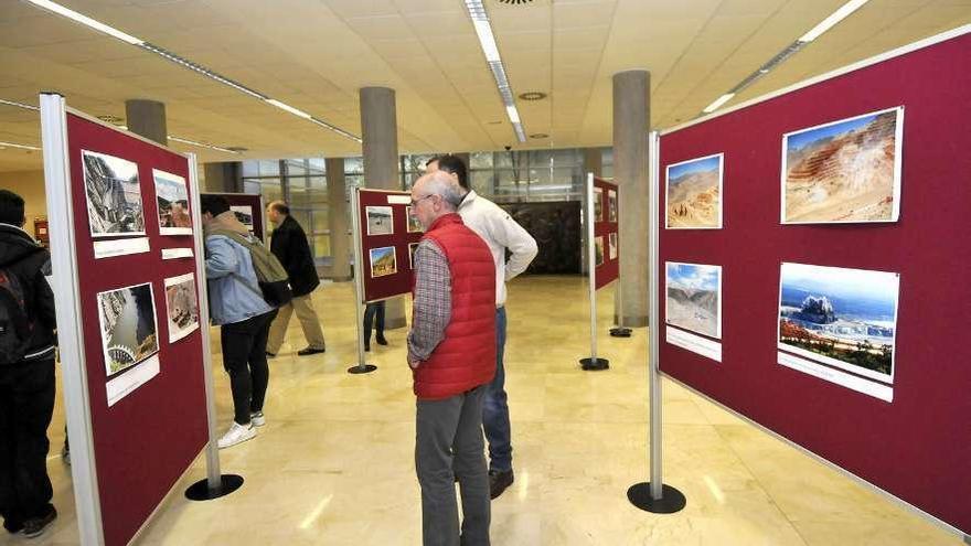 Una exposición en una feria de la ingeniería en el campus de Barredo.