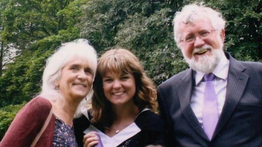 Jo Cameron (izquierda), junto a su marido y su hija