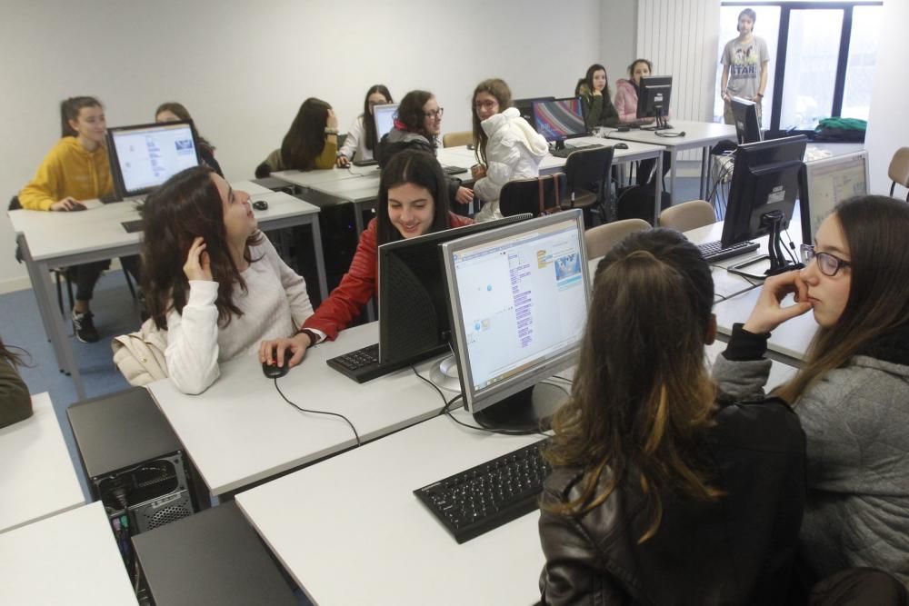 Más de 100 alumnas de tercero y cuarto de la ESO asisten a unos talleres impartidos por la Universidad de Vigo