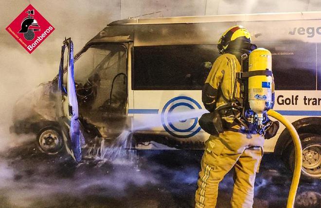 Incendio de una furgoneta en el túnel de Pilar de la Horadada: todas las imágenes
